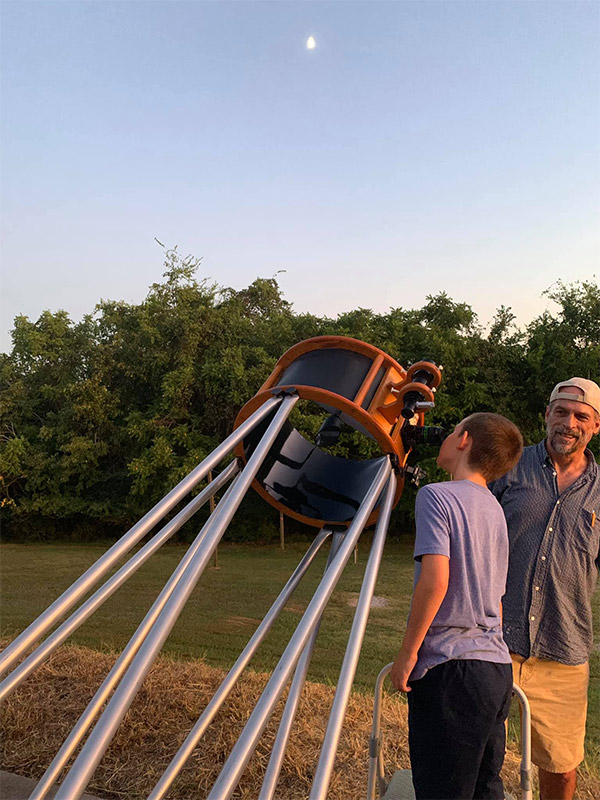 John Jaruzel, who donated the powerful telescope shown to Roane State’s Tamke-Allan Observatory, helps a young visitor get acquainted with the device.