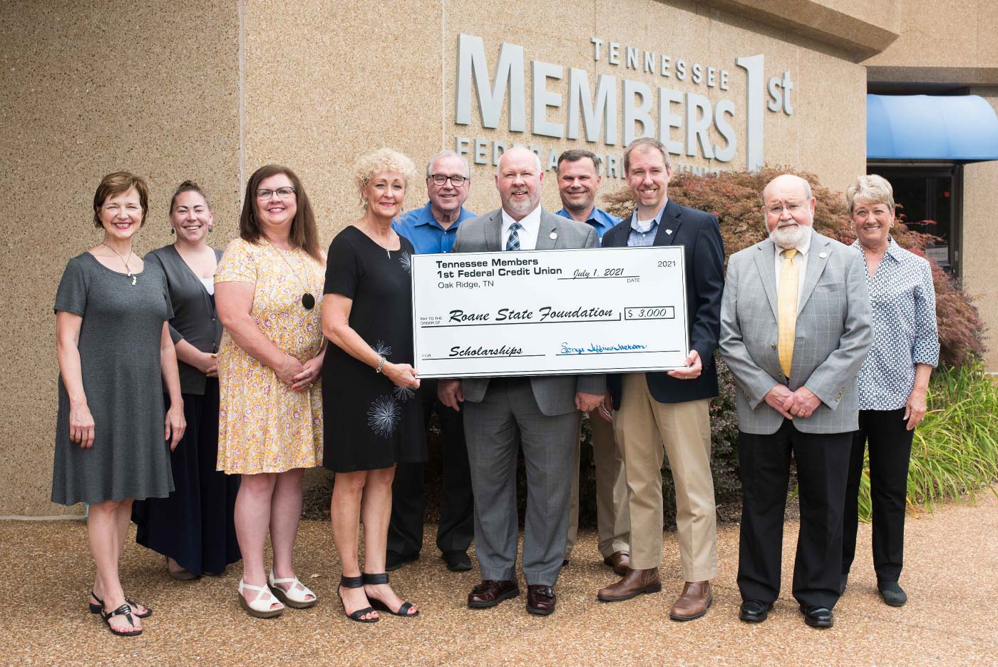 Outside the TN Members 1st FCU building, TN Members 1st FCU presents a check to Roane State Community College’s non-profit Foundation for $3,000. Pictured left to right are: Judy Stone Wilson, TN Members 1st Board of Directors member; Richelle Ballenger, TN Members 1st Marketing Director; Pam Rudnitzki, Roane State Foundation Scholarship Specialist; Sonya Jackson, TN Members 1st Board of Directors Chair; Don Quinley, TN Members 1st Board of Directors member; Roane State President Chris Whaley; Rick Mikels, President & CEO of TN Members 1st; Scott Niermann, Roane State Foundation Executive Director; Barry Stephenson, Roane State Foundation 2021-22 Board Chair; and Joy Goldberg, Roane State Foundation Scholarship Committee Chair.